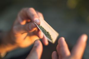 Step by step on rolling a joint.